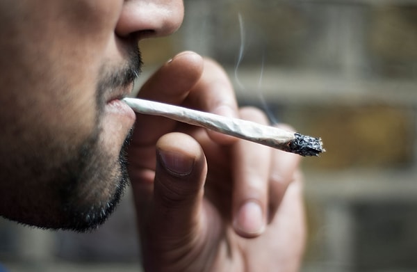 13. Какая южноамериканская страна первой полностью легализовала каннабис?