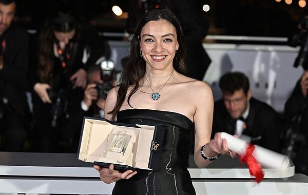 Merve Dizdar, 76. Cannes Film Festivali'nde En İyi Kadın Oyuncu ödülünü kazanarak ülkemize büyük bir gurur yaşatmıştı.