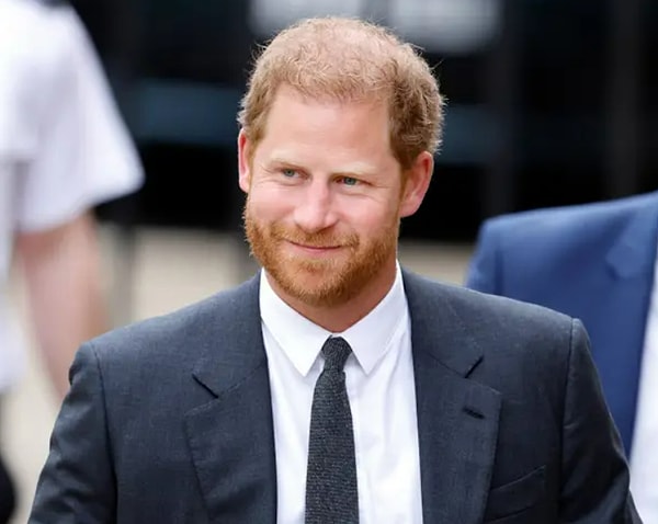 В свидетельских показаниях он обвиняет журналиста Дина Роузвелла, стоящего за этой историей, в том, что он использовал «незаконные методы сбора информации»