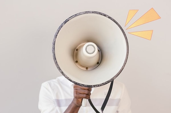 Mübalağa sanatından çok yararlanırlar.