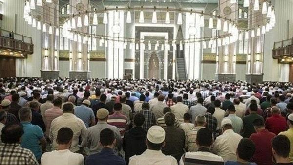Müslümanlar için Cuma günlerinin diğer günlerden farklı bir yeri bulunuyor. Binlerce Mümin, Cuma günleri öğle vakitlerinde Cuma namazını kılmak için bir araya geliyor.