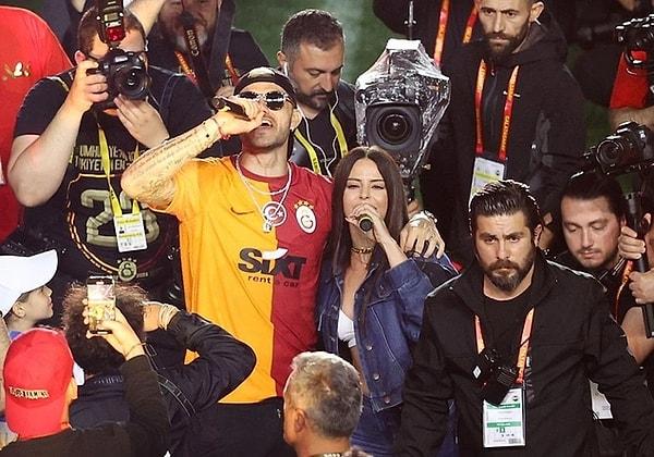 4. Türk spor dünyası geçtiğimiz hafta en hareketli günleri yaşadı. Galatasaray, Fenerbahçe derbisinin ardından Spor Toto Süper Lig 2022-23 sezonu şampiyonluğunu resmi olarak ilan etti. Maçın ardından Nef Stadyumun'da coşku dolu kutlamalara katılan ünlü isimlerden biri de Simge oldu. Beşiktaş taraftarı olup sarı-kırmızılıların şampiyonluk kutlamasına katılan Simge bir de Icardi ile 'Aşkın Olayım' şarkısını söyleyince siyah-beyazlılar tarafından epey eleştirildi. Başarılı isme destek verenler de oldu. Simge'nin yanında duran isimlere şarkıcı Burcu Güneş de katıldı!