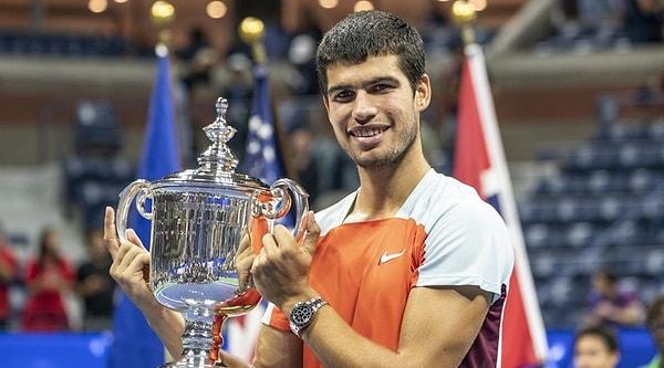 20 yaşını henüz dolduran İspanyol Alcaraz, vatandaşı Rafael Nadal'ın tenis kortlarına veda etmeye yakınlaştığı bir dönemde ortaya çıktı.