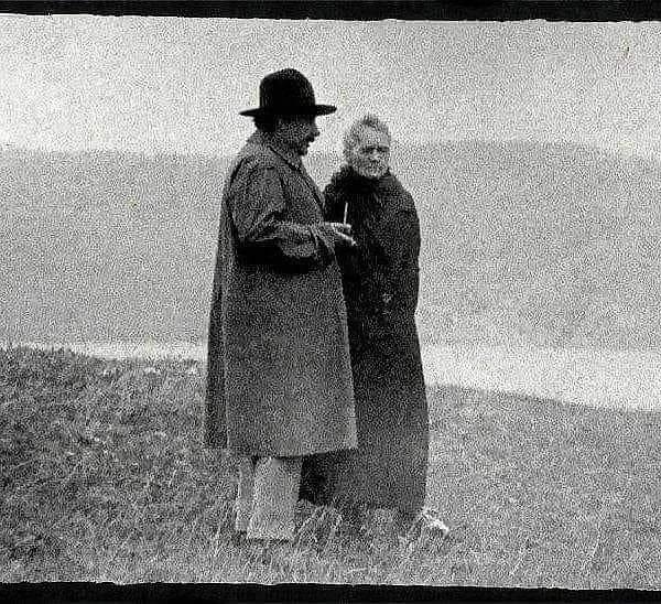 5. 1929 yılında Albert Einstein ve Marie Curie bir sohbet içinde👇
