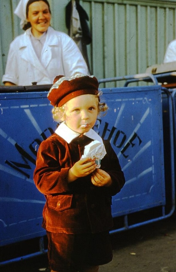 30. Девочка с мороженым, начало 1960-ых