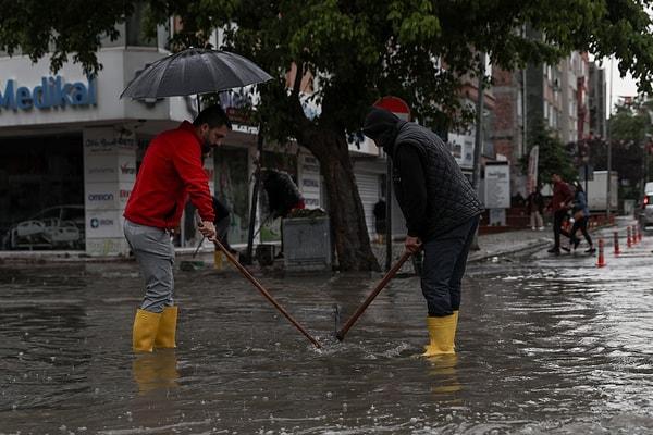 Geçtiğimiz günlerde şiddetli yağışların yaşandığı Ankara'da yeniden şiddetli yağış bekleniyor.
