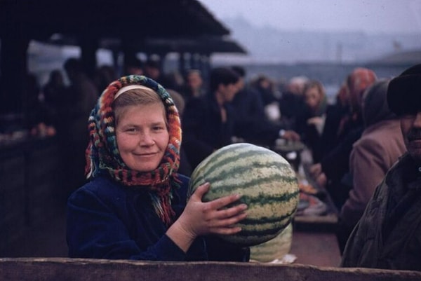 17. Колхозница и арбуз. Иркутск, 1959г.