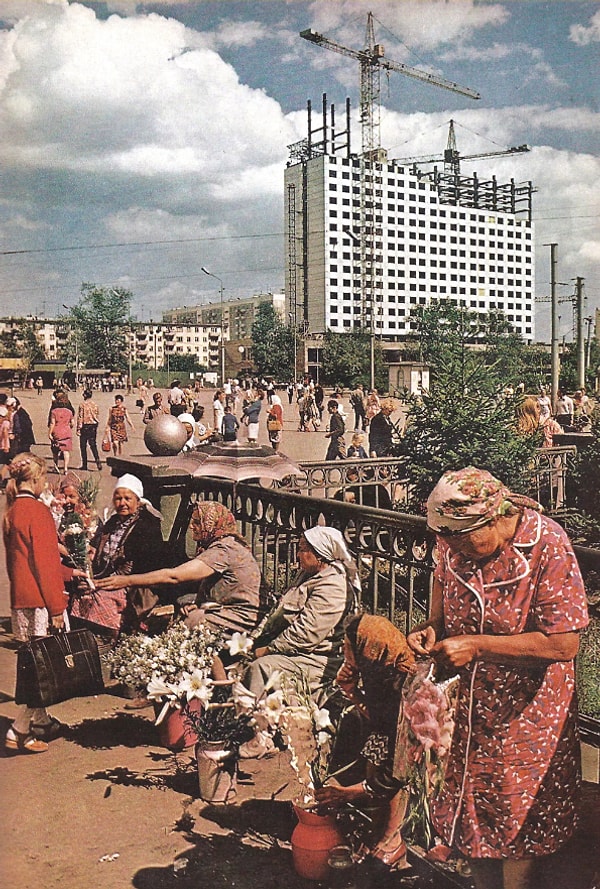 20. Привокзальная площадь в Новосибирске. На заднем плане строится 24-х этажная гостиница «Новосибирск». 70-е гг.