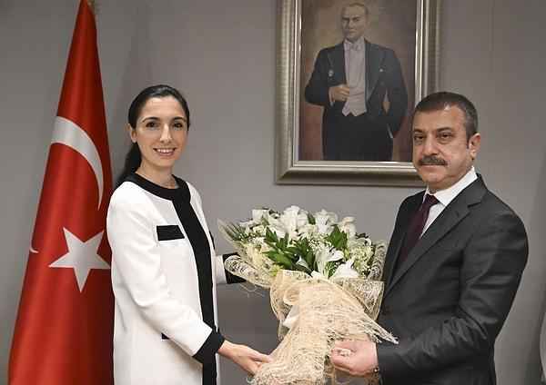 Türkiye Cumhuriyet Merkez Bankası (TCMB) Başkanı Hafize Gaye Erkan, görevi Şahap Kavcıoğlu'ndan devraldı. Devir teslim dolayısıyla Merkez Bankası'nda tören düzenlendi.