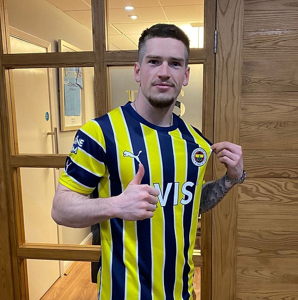 Ryan Kent, 21/22 sezonunda UEFA Avrupa Ligi'nin en iyi 11'ine seçilmişti.