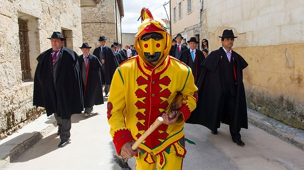 Иниго Домингес, который был Эль-Колачо на фестивале последние 7 лет, сказал: «Мы возрождаем дьявола, который символизирует зло. Цель — очищать детей от зла каждый раз, когда мы бьем их кнутом или перепрыгиваем через малышей».