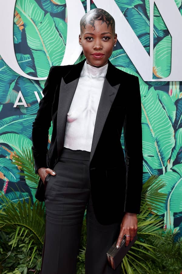 Теперь вернемся к Лупите. У нее был один из самых запоминающихся образов вечера.