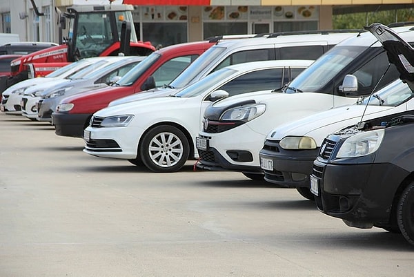 Ev fiyatlarıyla yarışan ikinci el araba piyasası da vatandaşların canını sıkmaya devam ediyor. Eski modeller, KM'leri yüksek arabalar şaşırtan fiyatlarla satışa sunuluyor.