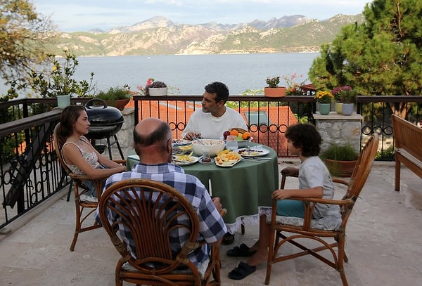 Maviye Sürgün dizisinin ilk bölümünde; eski SAT Komandosu olan Ali, eşi Ayda'nın vefatından sonra çocuklarıyla birlikte Muğla'da yaşamaya başlar.