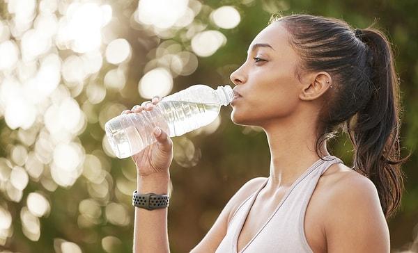 6. Su içmek de kendinizi daha temiz ve ferah hissetmeniz için gerekli. Canlılık için günde en az 8 bardak su içmelisiniz.