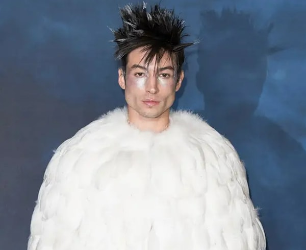 В августе Эзра извинился за «поведение в прошлом», объяснив, что пережил «время сильного кризиса» и даже обращался к врачам из-за «сложных проблем со здоровьем»