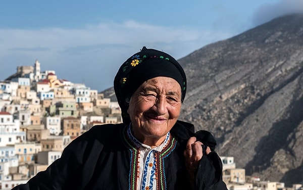 Karpathos Adası'ndaki yapının eleştirildiği konulardan bir tanesi ise ailenin en büyük kız çocuklarının toplumdaki yeri...