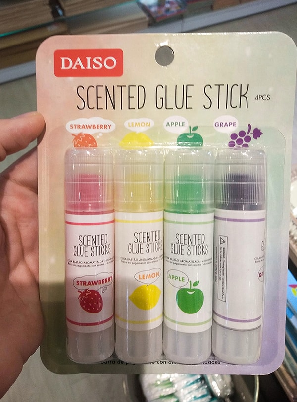 10. Клеевые карандаши для детей с разными ароматами. Звучит как очень плохая идея
