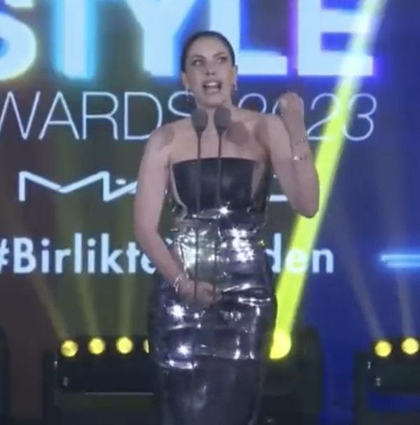 İlk olarak tercih ettiği elbise ile dikkatleri üzerine çeken ünlü oyuncu, Elle Style Awards'da Şubat ayında yaptığı dergi çekiminden dolayı "Yılın Elle Kızı" ödülünü aldı.