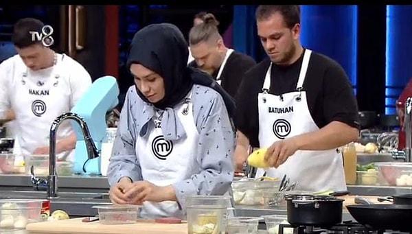 Programın ilk bölümünde Danilo, Mehmet ve Yılmaz Şef, yarışmacılardan Clam Clowder çorbasını yapmasını istedi.