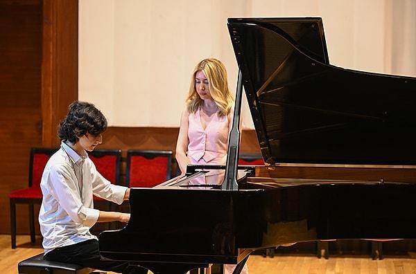 Piyano öğretmeni Esra Yüce ile tanıştıktan sonra hızlı bir yol kateden Efe Öksüz, 1 yıl gibi bir sürede uluslararası yarışmalara katılabilecek seviyeye geldi.