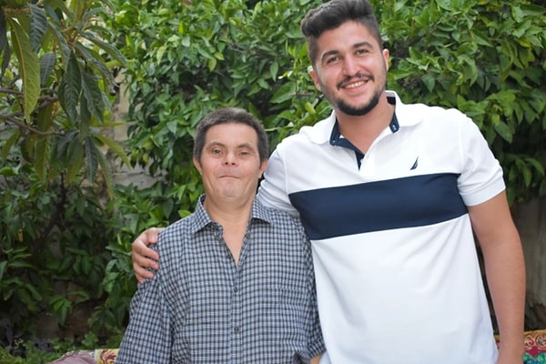 Сейчас Садер учится на стоматолога и, когда его папа знакомится с новыми людьми, то обязательно с гордостью говорит: «Мой сын — врач»