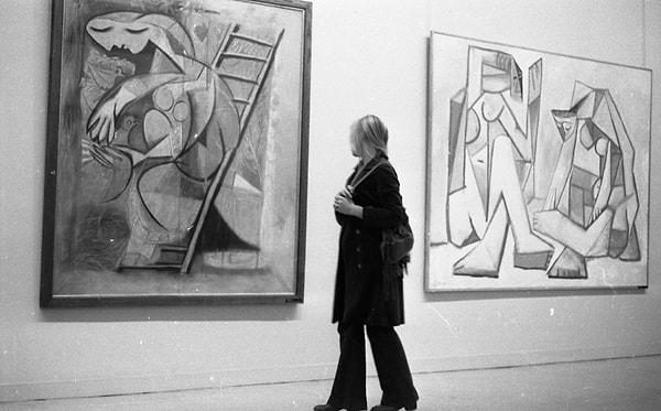 5. Louvre'da bir kadın hayranlıkla Picasso sergisindeki tabloları izliyor. (1971)