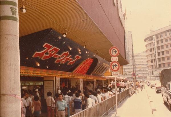 6. Japonya'daki bir sinemada ünlü film serisi Star Wars'u izlemek için sıraya giren insanlar. (1978)