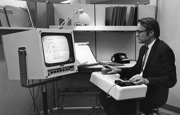 8. Bilgisayar faresi, grafik kullanıcı arayüzü, pencereli bilgi işlem, hiper metin ve kelime işlemenin halka açık ilk gösterimi. (1968)