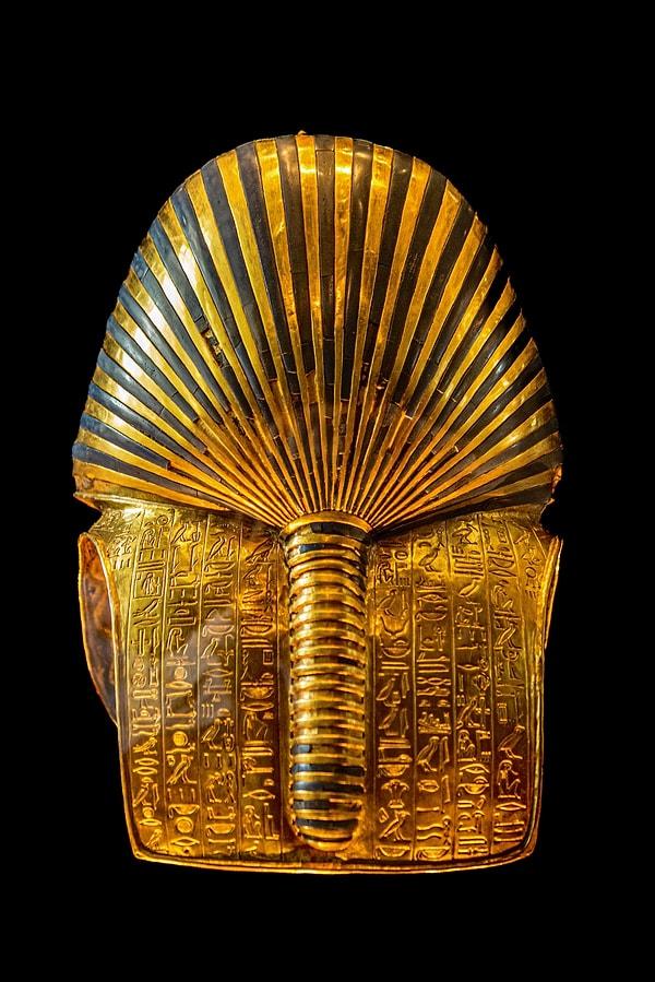 9. M.Ö. 1323 yılında ölen Tutankamon'un Altın mezar maskesinin arkası!
