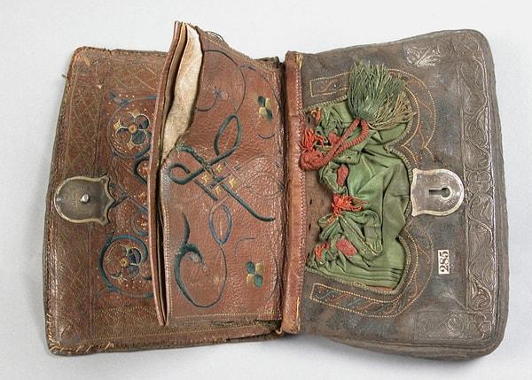 13. Kardinal Wolsey'e ait deri, metal iplik, ipek saten ve gümüşten yapılan çanta. Tahminen 1500-1529 yılları arasından kalma.