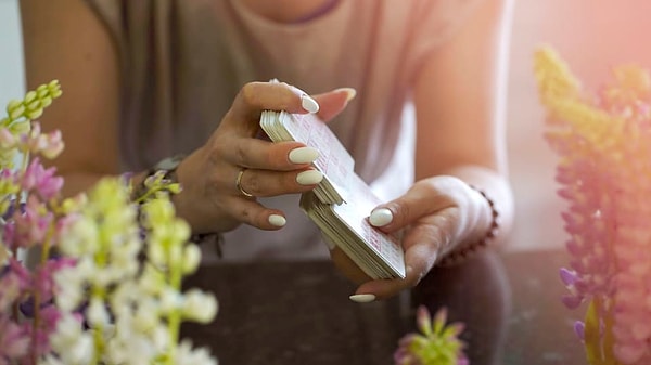 9. Выберите карту Таро: