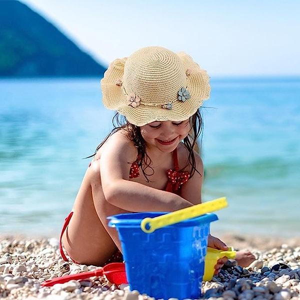 7. Çocuklarınız kumda oynarken başlarına güneş geçmesin diye tatlı bir şapka.