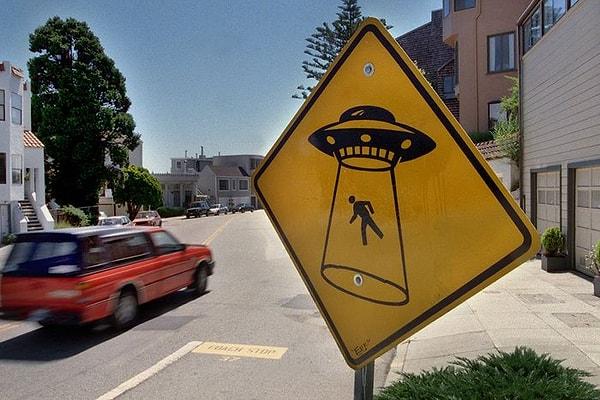 UFO'larla ilgili raporlar ve gözlemler, tarih boyunca pek çok kültürde ve memlekette, özellikle Amerika’da yer almıştır.