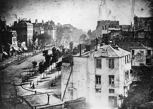 1. Louis Daguerre tarafından 1838 yılında Paris'te çekilen bu fotoğraf, bir insana ait ilk fotoğraftır.