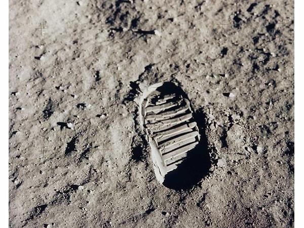3. Ay'a basılan ilk ayak izinin çekilen fotoğrafı. (20 Temmuz, 1969)