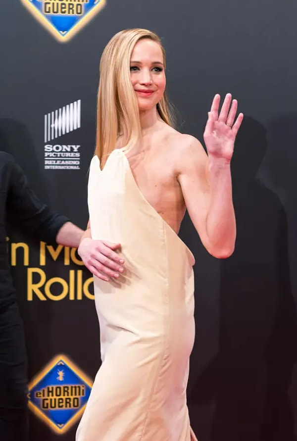 Что думаете насчет такого интересного и немного странного наряда? Пишите свое мнение в комментариях