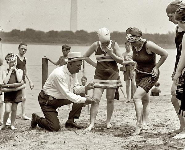 18. 1922 yılında bir plaj polisi: Dizin 15 cm üzerinde mayo giyinmek yasaktı.