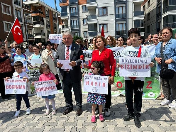 Halk, İstanbul Sarıgazi'deki Tokat Dernekler Federasyonu binasının bulunduğu yerde diğer köy dernekleriyle beraber düzenlenen toplantıda tepkilerini belli eden pankartlar açtılar.