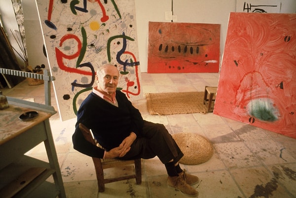 Çok yönlü zevkiyle renkli bir sanat oluşturan Joan Miro, 25 Aralık 1983'te İspanya'nın Palma de Mallorca kentinde hayata gözlerini yumdu.