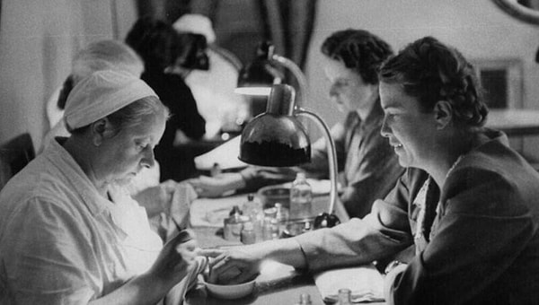 15. Маникюр в салоне красоты (1959 год).