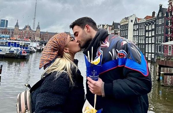 Ünlü şarkıcı, sosyal medya hesabından sevgilisiyle Amsterdam'da çekildikleri fotoğrafı paylaşarak ilişkisini ilan etmişti.