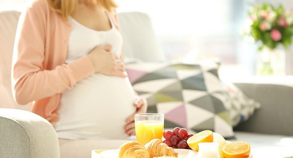 Sebze ve meyve gibi besinlerin sindirimi diğer besinlere göre biraz daha zordur. Bu nedenle hamileliğin ilk aylarında bu besinlerden biraz uzak durmak daha faydalı olabilir.