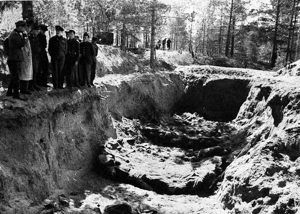5. 1940 senesinde Stalin'in emriyle 22 bin Polonyalı asker, aydın ve sivil ormanda başlarına kurşun sıkılarak öldürüldü.