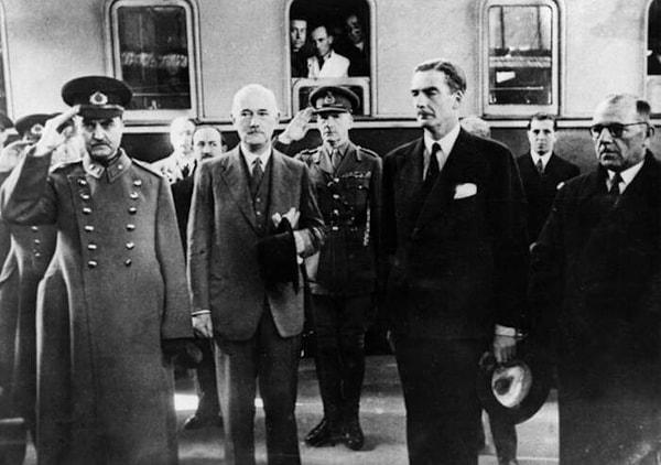 13. Hitler, en önemli ajanlarından bazılarının İngilizler ile birlikte çalıştıklarını düşünüyordu.