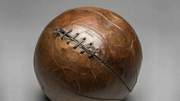 1888'de, İngiliz futbol kurallarını belirleyen Futbol Birliği kuruldu. Bu kurul, futbol topunun standartlarını da belirlemeye başladı. Bu dönemde futbol topları, içi hava dolu kauçuk balonlarla doldurulmuş kumaş malzemelerden yapılmaya başlandı.