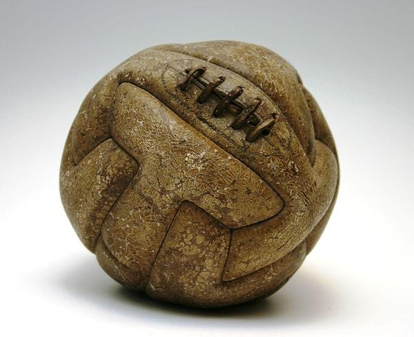 Futbolun modern versiyonu, 19. yüzyılda İngiltere'de şekillenmeye başladı. Bu dönemde, futbol topunun tasarımında da önemli değişiklikler gerçekleşti. Aşağıda ilk futbol topunu görüyorsunuz.