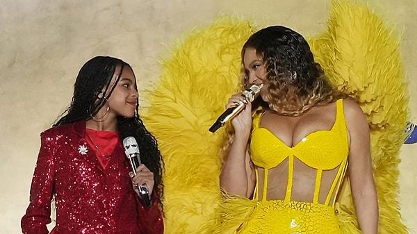 Ancak bunlar Blue Ivy'nin sahnede annesi Beyonce'ye katıldığı ilk anlar değildi. İkili daha önce Dubai'de "Brown Skin Girl" performansında bir araya geldiler.