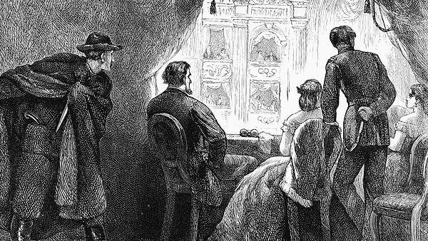 10. Aktör John Wilkes Booth'un Ford's Theatre'da Başkan Lincoln'e suikast düzenlediğinde tek başına hareket ettiği iddia edilmişti. Ancak Booth'un aralarında ABD hükümeti tarafından idam edilen ilk kadın Mary Surratt'ın da bulunduğu en az 9 kişiyle iş birliği yaptığı ortaya çıktı.