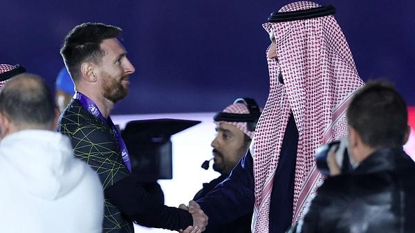 New York Times, bu anlaşmanın Messi'nin Suudi Arabistan aleyhine tek bir yorumda bulunamayacağına da işaret ettiğini belirtti.